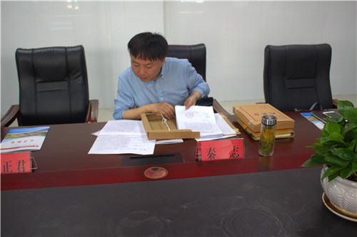 在评估验收会场,与会领导首先听取了校长姚辉所作的题为《坚持依法治